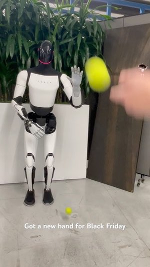 A Tesla Optimus robot lenyűgöző labdaelfogó képességeket mutat be