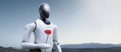 A Xiaomi CyberOne humanoid robotja egy szál vörös virágot tart a kezében.