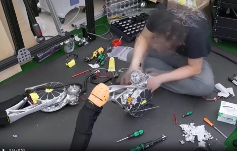 Az Artemis humanoid robot egy laboratóriumi környezetben áll.