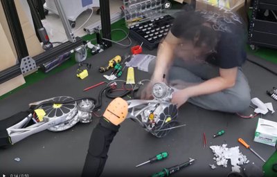 Az Artemis humanoid robot egy laboratóriumi környezetben áll.