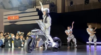A Yamaha Motoroid koncepciójú motorkerékpár vázas, futurisztikus kialakítása.