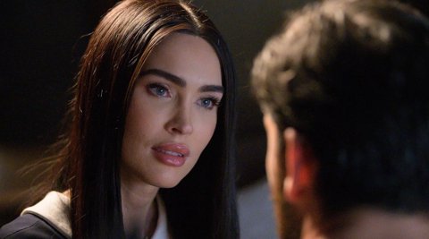 Megan Fox mint a háztartási android Alice, akinek arckifejezése többet sejtet, mint puszta programozás.