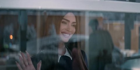 A film főszereplőjének aggódó tekintete, ahogy kezdi megérteni a fenyegetést.