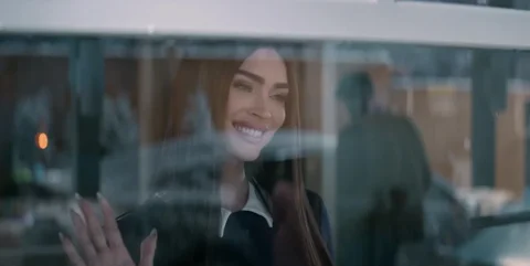 A film főszereplőjének aggódó tekintete, ahogy kezdi megérteni a fenyegetést.