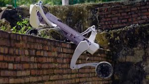 Lightyear M1: Kerekeken guruló négylábú robot