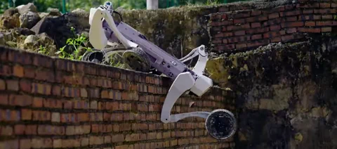 A Lightyear M1 robot terepjáró képességeinek bemutatóján.