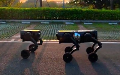 Két Direct Drive Tech D1 robot mozog tandemben, mielőtt összekabinálnódnának.