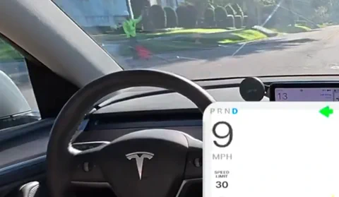 A Tesla FSD v14 már érti az emberi kézmozdulatokat