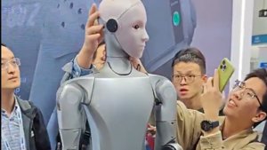 Unitree H2 robot az IROS 2025-ön, LiDAR nélkül