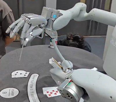 A SharpaWave robotkéz kiállításon, amint finom manipulációs képességeit demonstrálja.