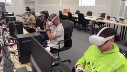 A Telexistence TX SCARA robotkar italokat pakol egy japán kisboltban.