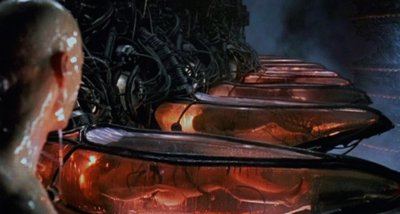 Egy távoli operátor állomás VR felszereléssel a kiskereskedelmi robotok irányításához.