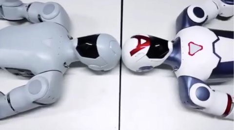 Az X-en közzétett Humanoids Daily bejegyzés képernyőképe, amely a Unitree R1 gyártási ütemtervéről számol be.