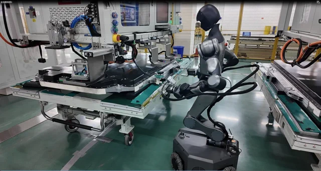 Humanoidy pracují v továrně CATL na baterie