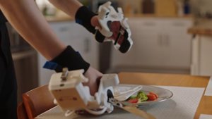 Robotképzés megosztottsága: Emberi tanárok vs. YouTube-maratonok