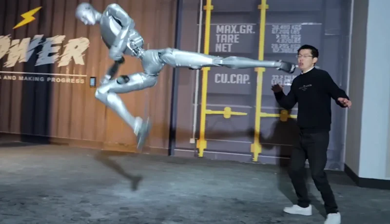 A Unitree H2 robot már mosolyogva rúgja le a fejed