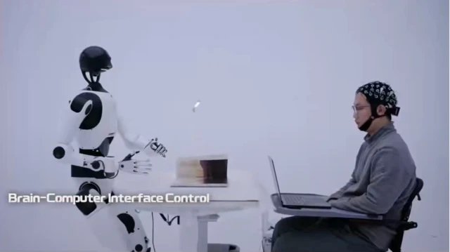 Gondolattal irányított humanoid robot: lapozás agyműtét nélkül