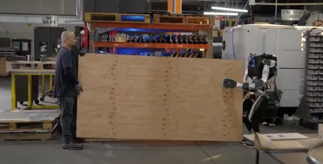 27 kilót emel a SpaceX-veteránok új humanoid robotja