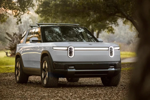 Az Uber 1,25 milliárd dollárt tesz a Rivian robotaxikra