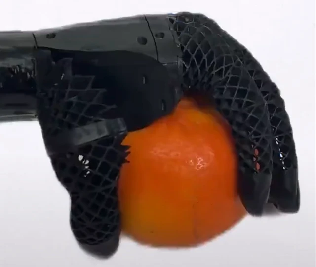 Bionikus kéz 484 dollárért: padlóra küldi a robotikai piacot