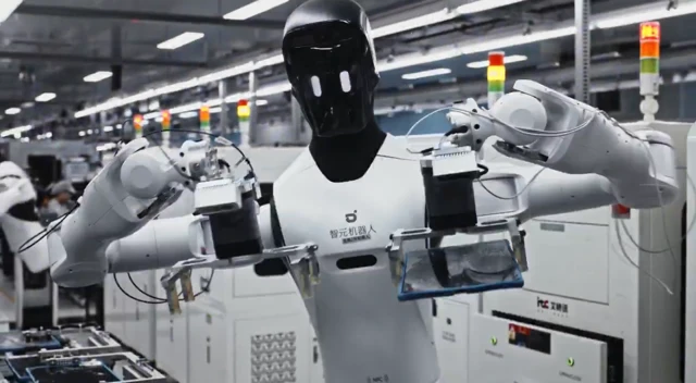 Humanoid robotok már élesben dolgoznak az elektronikai gyárban