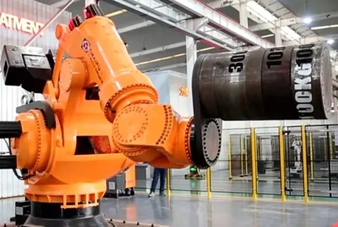 A Shanghai Chaifu Robot CR5000-3700 demonstrálja rekorddöntő erejét.