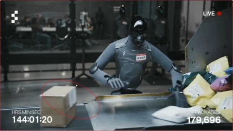 A Figure F.03-as robotja egy apró hibát vét: a csomagot a címkével lefelé helyezi el.