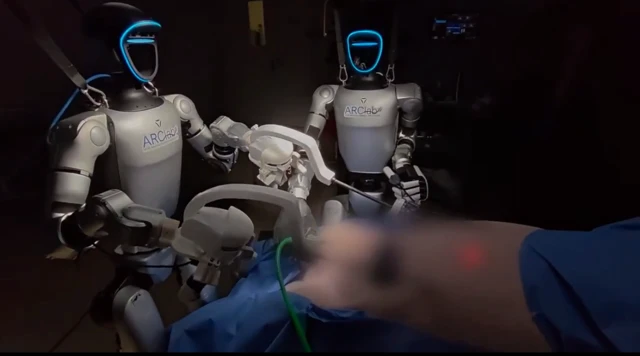 Ez a humanoid robot épp most végzett műtétet standard eszközökkel