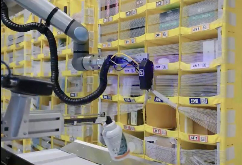 Az Amazon bemutatta a Vulcant: Az első érintésérzékelős raktári robotot