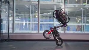 AI robotok felülmúlják az embereket a motoros kaszkadőrmutatványokban