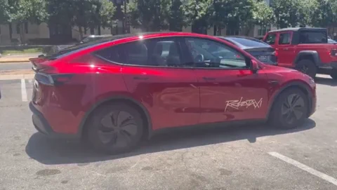 Tesla Robotaxik lepték el Austin utcáit Texasban