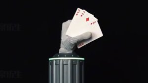 A bionikus kéz győztes lapot oszt a robotikában