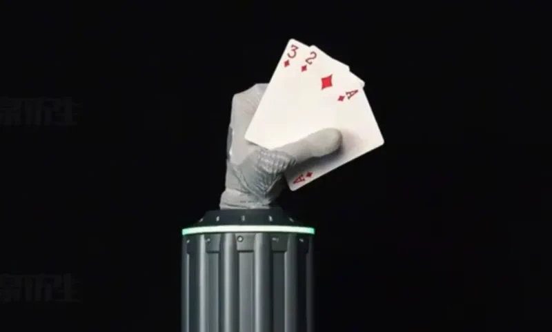 A bionikus kéz győztes lapot oszt a robotikában