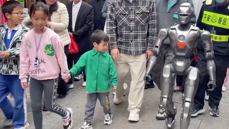 Az EngineAI PM01 humanoid robotja mindössze 13 700 dollárért