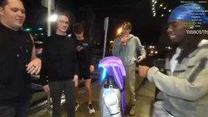 Az Unitree G1 robot az utcákon, stílusosan köszönti az embereket 👋