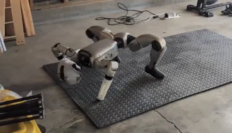 Az Unitree G1 humanoid robot elfelejt járni