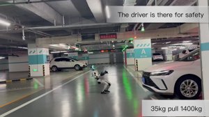 Unitree G1 robot 1400 kg-os autót vontat