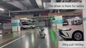 Unitree G1 robot 1400 kg-os autót vontat