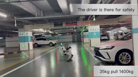 Unitree G1 robot 1400 kg-os autót vontat