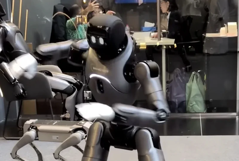 Mangsbot robot táncol a GITEX 2025 kiállításon