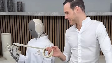 1X NEO robot sztárséffel süt süteményt