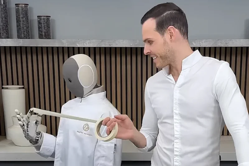 1X NEO robot sztárséffel süt süteményt