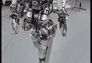 XPeng robotja acélos léptekkel hagyja el a bőrt