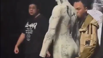 XPeng kéz nélküli robotja szürreális kifutón sétál