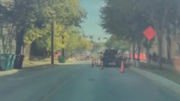 A Tesla FSD 14 visszavonul egy szembejövő busszal szemben