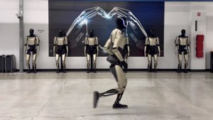 Az Optimus robot fut a Tesla laborjában