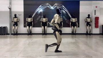 Az Optimus robot fut a Tesla laborjában