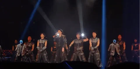 Unitree G1 robotok backup táncosok lettek