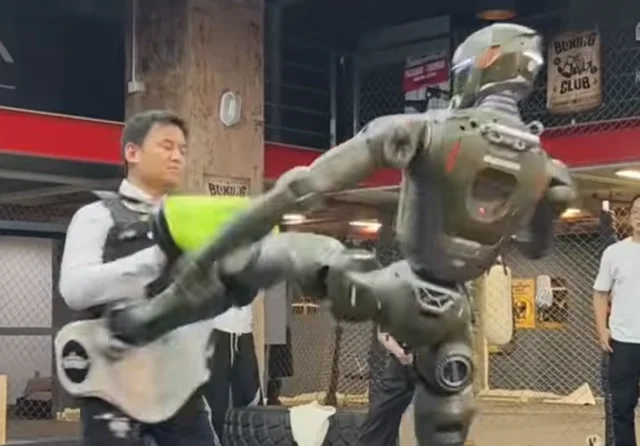 EngineAI vezérigazgatója rúgást kap a T800 robotól, hogy bebizonyítsa, valós