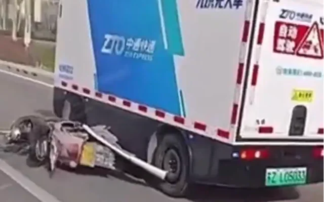 Kína robot-furgonjai nem félnek a betontól és a motoroktól